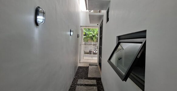 Kenapa Rumah Tidak Boleh Mepet Tembok Tetangga? Ini 5 Keuntungan Rahasianya!