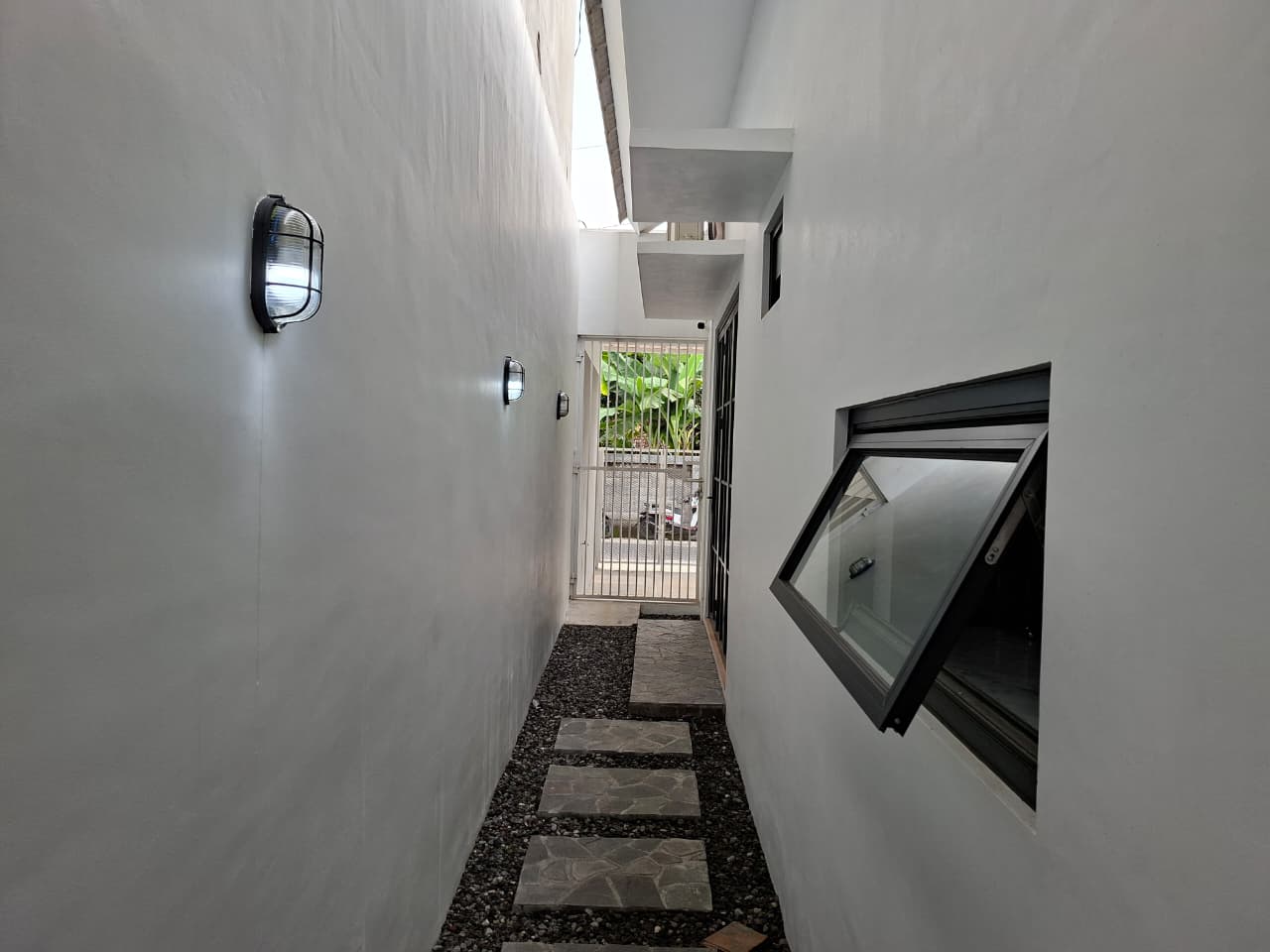 Kenapa Rumah Tidak Boleh Mepet Tembok Tetangga? Ini 5 Keuntungan Rahasianya!