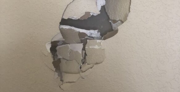 Tembok Menggembung Lalu Rontok? Jangan Cuma Dicat Ulang, Ini Masalah Sebenarnya!